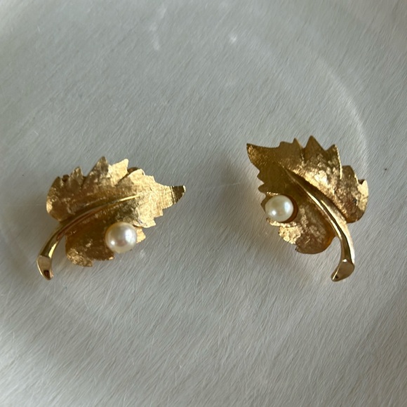 Vtg Gold and Pearl Maple Leaf Brooch and Clip On Earrings - Picture 3 of 7